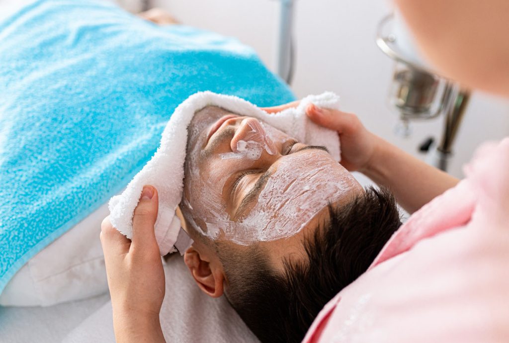 beautician doing face treatment in beauty salon to 2026 01 07 07 09 27 utc